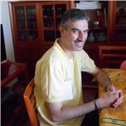 Laureato in Economia ed ex musicista semiprofessionista